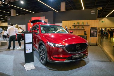 COLOGNE, ALMANY - CIRCA EPTEMBER, 2018: kırmızı Mazda CX-5 Photokina Sergisi 'nde sergileniyor. Photokina, Avrupa 'da fotoğraf ve görüntüleme endüstrisi için düzenlenen bir ticaret fuarıdır..