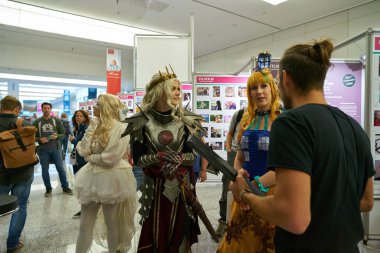 COLOGNE, ALMANY - CIRCA EPTEMBER, 2018: Photokina Exhibition 'da Cosplayers. Photokina, Avrupa 'da fotoğraf ve görüntüleme endüstrisi için düzenlenen bir ticaret fuarıdır..