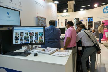 COLOGNE, ALMANY - CIRCA EPTEMBER, 2018: Photokina Exhibition 'daki atmosfer. Photokina, Avrupa 'da fotoğraf ve görüntüleme endüstrisi için düzenlenen bir ticaret fuarıdır..