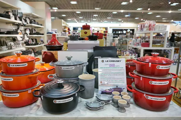 ROME, ITALY - CIRCA NOVEMBER, 2017: Le Creuset yemek malzemeleri Roma 'daki Rinascente mağazasında sergilendi.