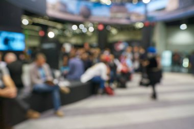 COLOGNE, ALMANY - CIRCA EPTEMBER, 2018: Photokina Sergisi 'nin dağıtılmış iç çekimi. Photokina, Avrupa 'da fotoğraf ve görüntüleme endüstrisi için düzenlenen bir ticaret fuarıdır..