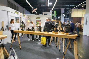 COLOGNE, Almanya - CIRCA EPTEMBER, 2018: Berlebach Fotoğraf Sergisi. Photokina, Avrupa 'da fotoğraf ve görüntüleme endüstrisi için düzenlenen bir ticaret fuarıdır..