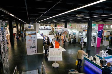 COLOGNE, ALMANY - CIRCA EPTEMBER, 2018: Photokina Exhibition 'daki atmosfer. Photokina, Avrupa 'da fotoğraf ve görüntüleme endüstrisi için düzenlenen bir ticaret fuarıdır..