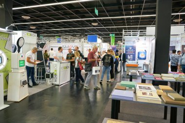COLOGNE, ALMANY - CIRCA EPTEMBER, 2018: Photokina Exhibition 'daki atmosfer. Photokina, Avrupa 'da fotoğraf ve görüntüleme endüstrisi için düzenlenen bir ticaret fuarıdır..