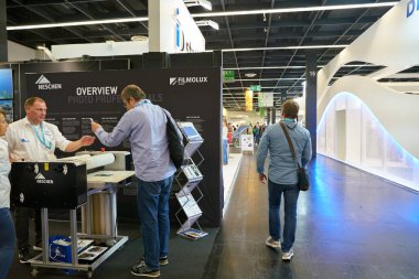 COLOGNE, ALMANY - CIRCA EPTEMBER, 2018: Photokina Exhibition 'daki atmosfer. Photokina, Avrupa 'da fotoğraf ve görüntüleme endüstrisi için düzenlenen bir ticaret fuarıdır..
