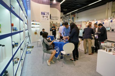 COLOGNE, ALMANY - CIRCA EPTEMBER, 2018: Photokina Exhibition 'daki atmosfer. Photokina, Avrupa 'da fotoğraf ve görüntüleme endüstrisi için düzenlenen bir ticaret fuarıdır..