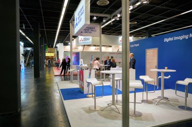 COLOGNE, ALMANY - CIRCA EPTEMBER, 2018: Photokina Exhibition 'daki atmosfer. Photokina, Avrupa 'da fotoğraf ve görüntüleme endüstrisi için düzenlenen bir ticaret fuarıdır..