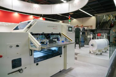COLOGNE, ALMANY - CIRCA EPTEMBER, 2018: Photokina Exhibition 'da görüldüğü gibi otomatikman FE makinesi. Photokina, Avrupa 'da fotoğraf ve görüntüleme endüstrisi için düzenlenen bir ticaret fuarıdır..