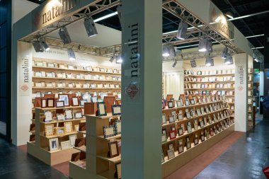 COLOGNE, Almanya - CIRCA EPTEMBER, 2018: Natalini Photokina Exhibition 'da duruyor. Photokina, Avrupa 'da fotoğraf ve görüntüleme endüstrisi için düzenlenen bir ticaret fuarıdır..