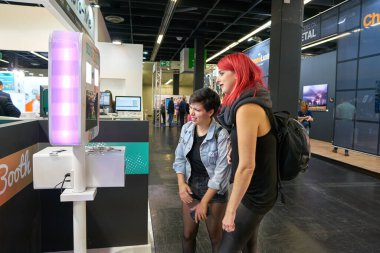 COLOGNE, ALMANY - CIRCA EPTEMBER, 2018: Photokina Sergisi 'ndeki selfie standı. Photokina, Avrupa 'da fotoğraf ve görüntüleme endüstrisi için düzenlenen bir ticaret fuarıdır..