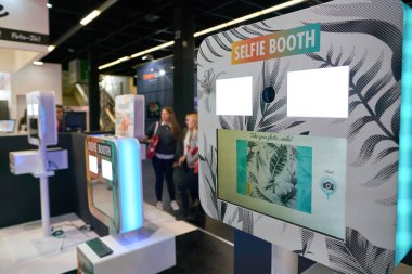 COLOGNE, ALMANY - CIRCA EPTEMBER, 2018: Photokina Sergisi 'ndeki selfie standı. Photokina, Avrupa 'da fotoğraf ve görüntüleme endüstrisi için düzenlenen bir ticaret fuarıdır..