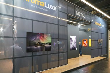 COLOGNE, ALMANY - CIRCA EPTEMBER, 2018: Photokina Sergisi 'nde kromaLuxe alanı. Photokina, Avrupa 'da fotoğraf ve görüntüleme endüstrisi için düzenlenen bir ticaret fuarıdır..