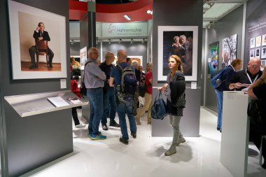 COLOGNE, ALMANY - CIRCA EPTEMBER, 2018: Photokina Exhibition 'daki atmosfer. Photokina, Avrupa 'da fotoğraf ve görüntüleme endüstrisi için düzenlenen bir ticaret fuarıdır..