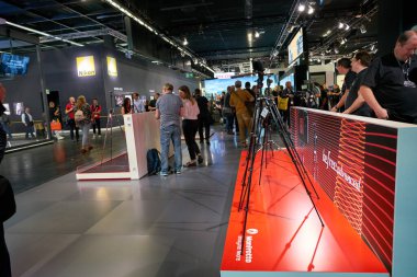 COLOGNE, ALMANY - CIRCA EPTEMBER, 2018: Photokina Exhibition 'daki atmosfer. Photokina, Avrupa 'da fotoğraf ve görüntüleme endüstrisi için düzenlenen bir ticaret fuarıdır..