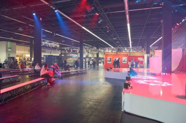 COLOGNE, ALMANY - CIRCA EPTEMBER, 2018: Photokina Exhibition 'daki atmosfer. Photokina, Avrupa 'da fotoğraf ve görüntüleme endüstrisi için düzenlenen bir ticaret fuarıdır..