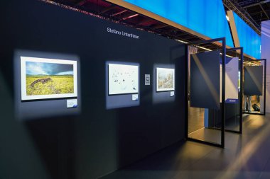 COLOGNE, Almanya - CIRCA EPTEMBER, 2018: Photokina Exhibition 'ın iç çekimi. Photokina, Avrupa 'da fotoğraf ve görüntüleme endüstrisi için düzenlenen bir ticaret fuarıdır..