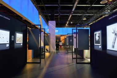 COLOGNE, Almanya - CIRCA EPTEMBER, 2018: Photokina Exhibition 'ın iç çekimi. Photokina, Avrupa 'da fotoğraf ve görüntüleme endüstrisi için düzenlenen bir ticaret fuarıdır..