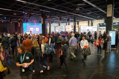 COLOGNE, ALMANY - CIRCA EPTEMBER, 2018: Photokina Exhibition 'daki atmosfer. Photokina, Avrupa 'da fotoğraf ve görüntüleme endüstrisi için düzenlenen bir ticaret fuarıdır..