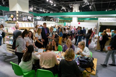 COLOGNE, ALMANY - CIRCA EPTEMBER, 2018: Photokina Exhibition 'daki atmosfer. Photokina, Avrupa 'da fotoğraf ve görüntüleme endüstrisi için düzenlenen bir ticaret fuarıdır..