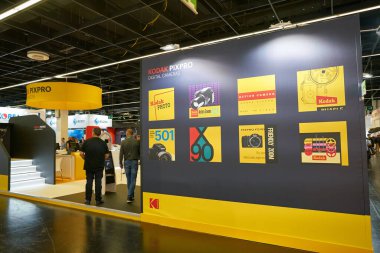 COLOGNE, ALMANY - CIRCA EPTEMBER, 2018: Kodak uzayı Photokina Sergisi. Photokina, Avrupa 'da fotoğraf ve görüntüleme endüstrisi için düzenlenen bir ticaret fuarıdır..