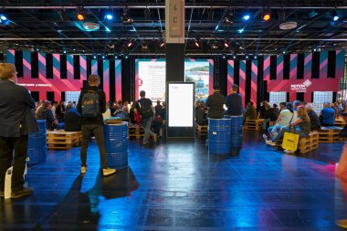 COLOGNE, ALMANY - CIRCA EPTEMBER, 2018: Photokina Exhibition 'daki atmosfer. Photokina, Avrupa 'da fotoğraf ve görüntüleme endüstrisi için düzenlenen bir ticaret fuarıdır..