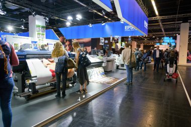 COLOGNE, ALMANY - CIRCA EPTEMBER, 2018: Photokina Exhibition 'daki atmosfer. Photokina, Avrupa 'da fotoğraf ve görüntüleme endüstrisi için düzenlenen bir ticaret fuarıdır..