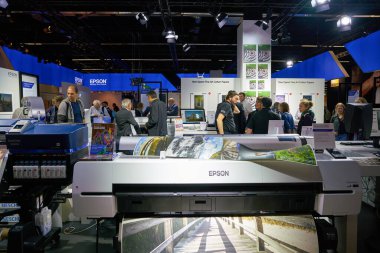 COLOGNE, Almanya - CIRCA EPTEMBER, 2018: Epson SureColor SC-P20000 Photokina Sergisi. Photokina, Avrupa 'da fotoğraf ve görüntüleme endüstrisi için düzenlenen bir ticaret fuarıdır..