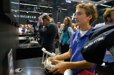 COLOGNE, Almanya - CIRCA EPTEMBER, 2018: Photokina Exhibition 'da DJI alanı. Photokina, Avrupa 'da fotoğraf ve görüntüleme endüstrisi için düzenlenen bir ticaret fuarıdır..