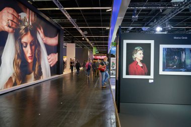 COLOGNE, ALMANY - CIRCA EPTEMBER, 2018: Photokina Exhibition 'daki atmosfer. Photokina, Avrupa 'da fotoğraf ve görüntüleme endüstrisi için düzenlenen bir ticaret fuarıdır..