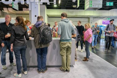 COLOGNE, ALMANY - CIRCA EPTEMBER, 2018: Photokina Exhibition 'daki atmosfer. Photokina, Avrupa 'da fotoğraf ve görüntüleme endüstrisi için düzenlenen bir ticaret fuarıdır..