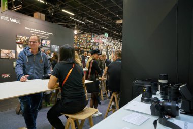 COLOGNE, ALMANY - CIRCA EPTEMBER, 2018: Photokina Exhibition 'daki atmosfer. Photokina, Avrupa 'da fotoğraf ve görüntüleme endüstrisi için düzenlenen bir ticaret fuarıdır..