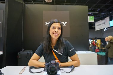 COLOGNE, ALMANY - CIRCA EPTEMBER, 2018: Photokina Sergisi 'ndeki kadın portresi. Photokina, Avrupa 'da fotoğraf ve görüntüleme endüstrisi için düzenlenen bir ticaret fuarıdır..