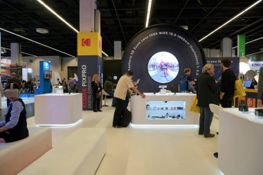 COLOGNE, ALMANY - CIRCA EPTEMBER, 2018: Photokina Exhibition 'daki atmosfer. Photokina, Avrupa 'da fotoğraf ve görüntüleme endüstrisi için düzenlenen bir ticaret fuarıdır..