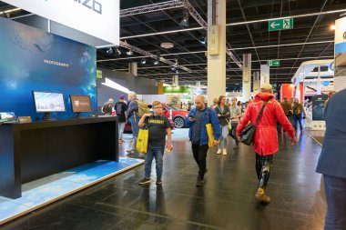 COLOGNE, ALMANY - CIRCA EPTEMBER, 2018: Photokina Exhibition 'daki atmosfer. Photokina, Avrupa 'da fotoğraf ve görüntüleme endüstrisi için düzenlenen bir ticaret fuarıdır..