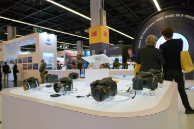 COLOGNE, Almanya - CIRCA EPTEMBER, 2018: Kodak kameraları Photokina Sergisi 'nde sergileniyor. Photokina, Avrupa 'da fotoğraf ve görüntüleme endüstrisi için düzenlenen bir ticaret fuarıdır..