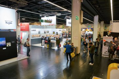 COLOGNE, ALMANY - CIRCA EPTEMBER, 2018: Photokina Exhibition 'daki atmosfer. Photokina, Avrupa 'da fotoğraf ve görüntüleme endüstrisi için düzenlenen bir ticaret fuarıdır..