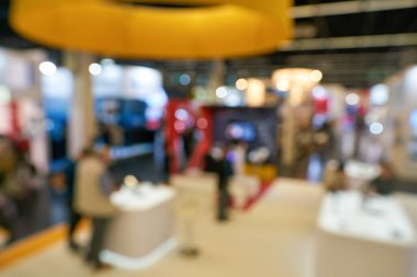 COLOGNE, ALMANY - CIRCA EPTEMBER, 2018: Photokina Sergisi 'nin dağıtılmış iç çekimi. Photokina, Avrupa 'da fotoğraf ve görüntüleme endüstrisi için düzenlenen bir ticaret fuarıdır..