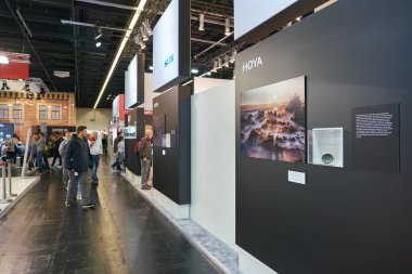 COLOGNE, ALMANY - CIRCA EPTEMBER, 2018: Photokina Exhibition 'daki atmosfer. Photokina, Avrupa 'da fotoğraf ve görüntüleme endüstrisi için düzenlenen bir ticaret fuarıdır..
