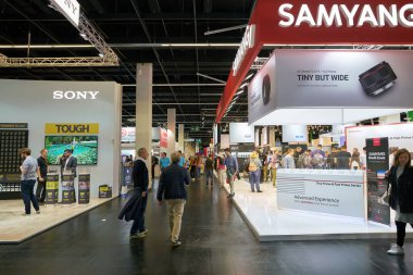 COLOGNE, ALMANY - CIRCA EPTEMBER, 2018: Photokina Exhibition 'daki atmosfer. Photokina, Avrupa 'da fotoğraf ve görüntüleme endüstrisi için düzenlenen bir ticaret fuarıdır..