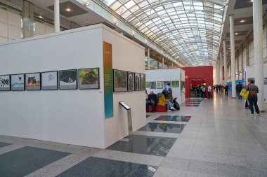 COLOGNE, ALMANY - CIRCA EPTEMBER, 2018: Photokina Exhibition 'daki atmosfer. Photokina, Avrupa 'da fotoğraf ve görüntüleme endüstrisi için düzenlenen bir ticaret fuarıdır..