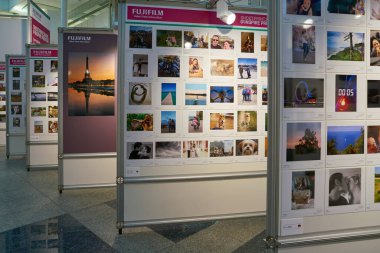 COLOGNE, Almanya - CIRCA EPTEMBER, 2018: Photokina Exhibition 'ın iç çekimi. Photokina, Avrupa 'da fotoğraf ve görüntüleme endüstrisi için düzenlenen bir ticaret fuarıdır..