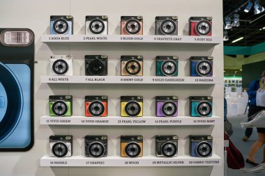 COLOGNE, Almanya - CIRCA EPTEMBER, 2018: Fotokina Sergisi 'nde kamera görüntüsü. Photokina, Avrupa 'da fotoğraf ve görüntüleme endüstrisi için düzenlenen bir ticaret fuarıdır..