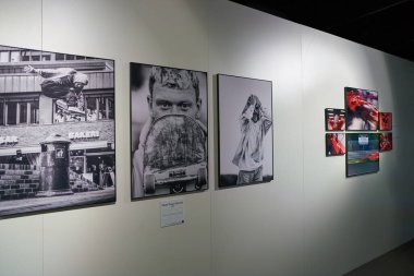 COLOGNE, Almanya - CIRCA EPTEMBER, 2018: Photokina Exhibition 'ın iç çekimi. Photokina, Avrupa 'da fotoğraf ve görüntüleme endüstrisi için düzenlenen bir ticaret fuarıdır..