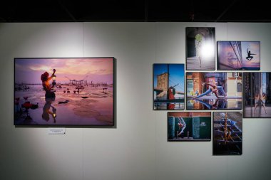 COLOGNE, Almanya - CIRCA EPTEMBER, 2018: Photokina Exhibition 'ın iç çekimi. Photokina, Avrupa 'da fotoğraf ve görüntüleme endüstrisi için düzenlenen bir ticaret fuarıdır..