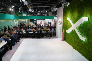 COLOGNE, Almanya - CIRCA EPTEMBER, 2018 Photokina Exhibition 'da FujiFilm alanı. Photokina, Avrupa 'da fotoğraf ve görüntüleme endüstrisi için düzenlenen bir ticaret fuarıdır..