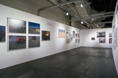 COLOGNE, Almanya - CIRCA EPTEMBER, 2018: Photokina Exhibition 'ın iç çekimi. Photokina, Avrupa 'da fotoğraf ve görüntüleme endüstrisi için düzenlenen bir ticaret fuarıdır..