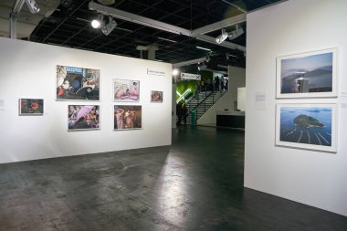 COLOGNE, Almanya - CIRCA EPTEMBER, 2018: Photokina Exhibition 'ın iç çekimi. Photokina, Avrupa 'da fotoğraf ve görüntüleme endüstrisi için düzenlenen bir ticaret fuarıdır..