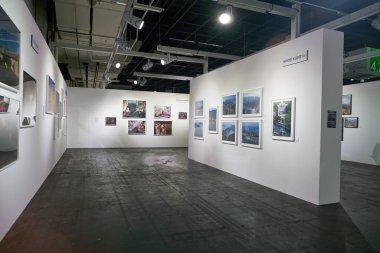 COLOGNE, Almanya - CIRCA EPTEMBER, 2018: Photokina Exhibition 'ın iç çekimi. Photokina, Avrupa 'da fotoğraf ve görüntüleme endüstrisi için düzenlenen bir ticaret fuarıdır..