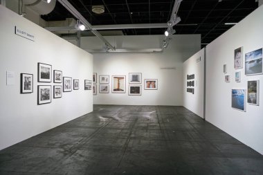 COLOGNE, Almanya - CIRCA EPTEMBER, 2018: Photokina Exhibition 'ın iç çekimi. Photokina, Avrupa 'da fotoğraf ve görüntüleme endüstrisi için düzenlenen bir ticaret fuarıdır..