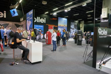 COLOGNE, ALMANY - CIRCA EPTEMBER, 2018: Photokina Exhibition 'daki atmosfer. Photokina, Avrupa 'da fotoğraf ve görüntüleme endüstrisi için düzenlenen bir ticaret fuarıdır..